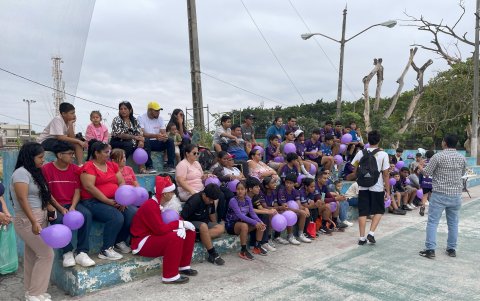 Decenas padres de familia y jugadores llegan todos los lunes, miércoles y sábados a la Kennedy.