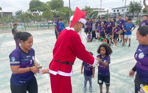 A la premiación por el título 2025 llegó Papa Noel y repartió regalos y algo de esperanza.