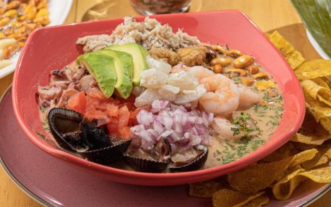 La Cevichería Levanta Muerto mezcla la gastronomía ecuatoriana y peruana.