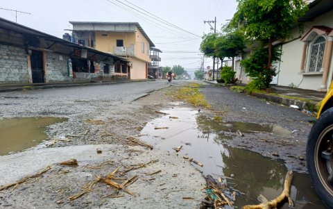 Conductores aseguran que frenadas bruscas y maniobras peligrosas son parte de la rutina para evitar daños o accidentes.