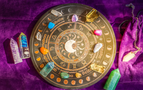 La rueda del zodiaco y los cristales representan el balance energético del fin de 2025, un momento clave para revisar aprendizajes y proyectar intenciones para el nuevo año según cada signo.