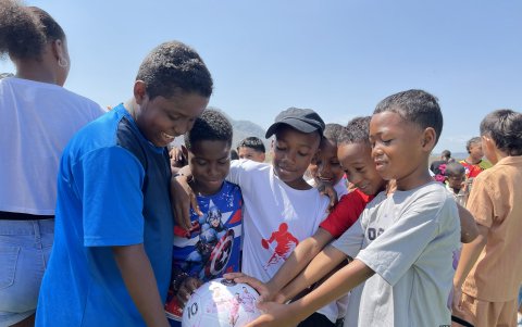 David Triviño, Santiago Quintero, Taidier Valencia, Saúl Figueroa y    Jesús Maridueña miraban la pelota de Messi.