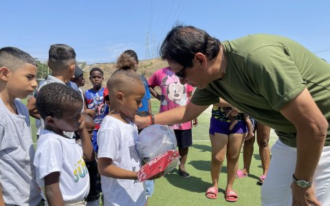 Pancho Cevallos hablando con los pequeños de Socio Vivienda 2.