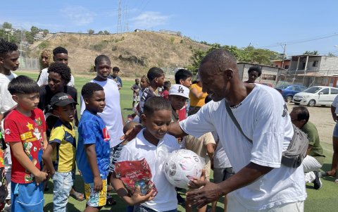 El entrenador Ismael Nazareno entregando los regalos de Navidad.