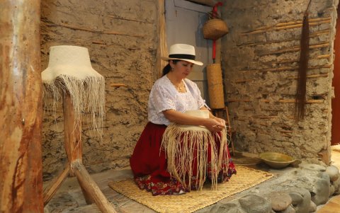 Consuelo Jimbo, artesana que teje sombreros de paja toquilla. La elaboración de cierto tipo de modelo toma hasta seis meses.
