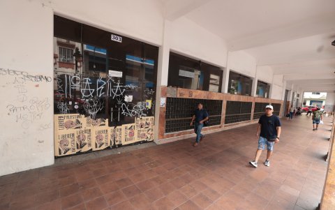 Comerciantes utilizan el área de los casilleros para colocar otros objetos en venta.