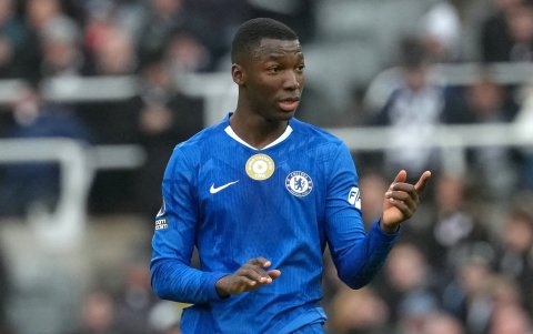 Moisés Caicedo comandará el mediocampo del Chelsea ante Aston Villa.