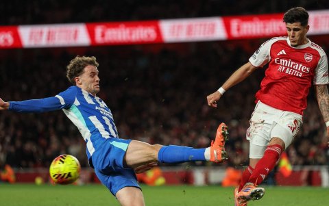 El defensa ecuatoriano Piero Hincapié (d) se ha consolidado como titular en Arsenal.