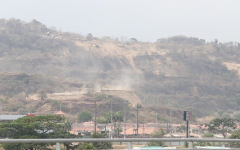 En algunos cerros de La Aurora se ve a maquinaria trabajando para ampliar la construcción de viviendas.