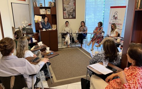 En la sala de una vivienda, en Samborondón, varias mujeres se reúnen para leer, disertar y compartir talleres literarios.