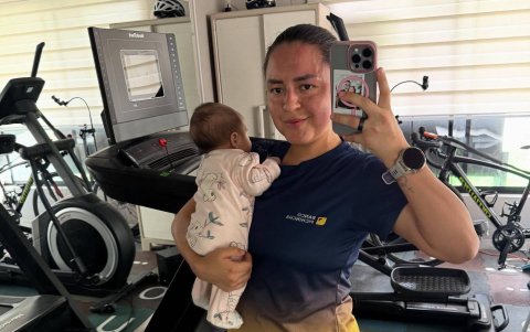 Glenda Morejón con Victoria previo al inicio de los ejercicios que va retomando de a poco.