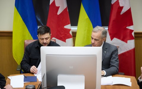 El presidente de Ucrania, Volodímir Zelenski (i), en reunión con el primer ministro de Canadá, Mark Carney.
