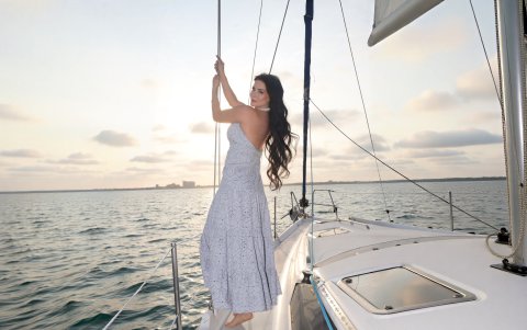 Los maxi vestidos en tonos claros son un básico en el bolso de playa.