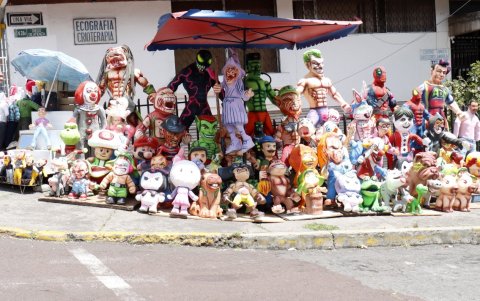 Los monigotes de car´tón son más costosos. Hay desde los $ 15.