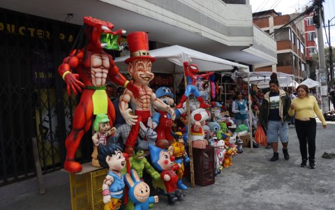 Los comerciantes traen los monigotes de cartón desde Guayaquil.