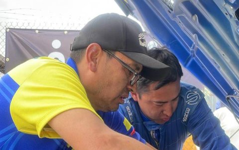 Los mecánicos, héroes de pulso, herramientas y overol.