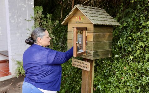 A lo largo del Chaquiñan se instalaron seis minibibliotecas. María del Carmen cambia los libros cada 15 días.