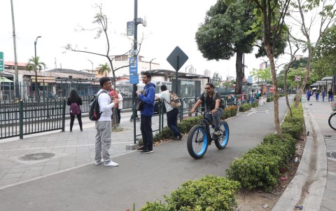 En la avenida Delta, afuera de la Universidad de Guayaquil, hay un tramo de ciclovía al que le falta conexión para que tenga mayor efectividad.