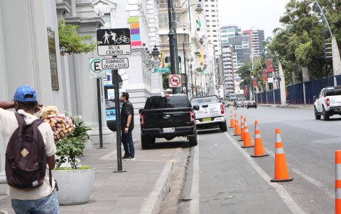 En los bajos del Municipio de Guayaquil y la Gobernación del Guayas, con los propios vehículos oficiales se irrespeta la ciclovía en la avenida Malecón.