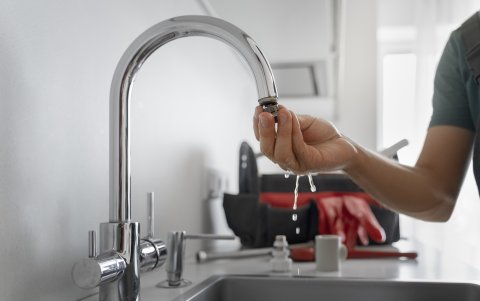 La interrupción del servicio de agua potable toma por sorpresa a los residentes.