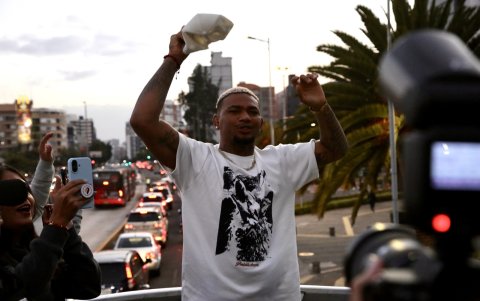 Michael Morales en una de sus últimas apariciones públicas, en Quito, cuando decenas de aficionados lo recibieron y se tomaron fotos con el peleador.