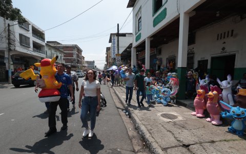 Los monigotes varían de precio en la Seis de Marzo. Desde $5 hasta $400.