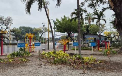 El parque de Urdesa ofrece máquinas para hacer ejercicio al aire libre sin costo alguno.