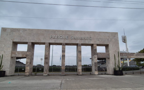 El parque Samanes ofrece canchas deportivas para uso público.