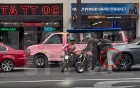 Ian Ziering empujando al motorizado quien presuntamente es Jacob Hernández.