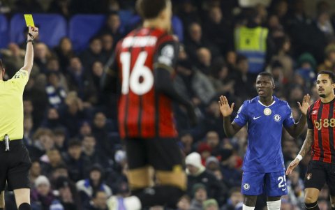 Moisés Caicedo (d) queda impresionado por la tarjeta amarilla en el duelo de Chelsea ante Bournemouth.