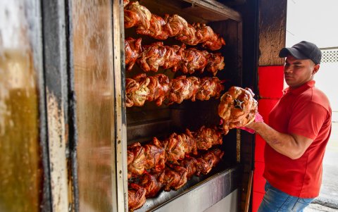 Comprar un pollo asado es una opción más económica.