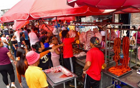 La venta de cerdo en el camal municipal de Guayaquil.