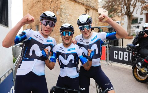 Cepeda junto dos de los compañeros europeos con los que ha conseguido una buena relación.