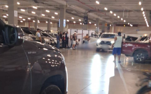 El ataque armado contra alias Ronquillo provocó pánico entre los clientes del centro comercial.