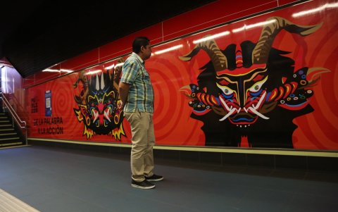 En la estación de la Alameda se transforma en espacio de reflexión y creatividad, donde los viajeros interactúan con el arte contemporáneo y el patrimonio cultural.