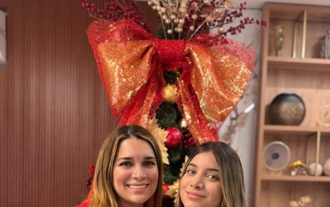 Sarah Gabriela con su madre.