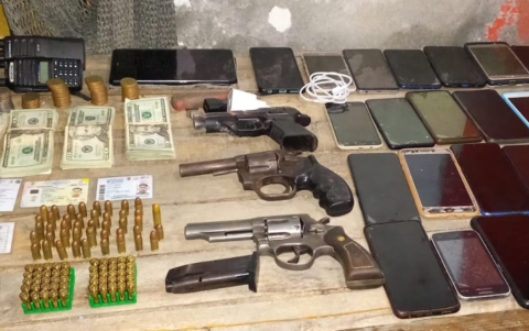 Evidencia incautada durante el operativo policial: armas de fuego, municiones, drogas y más de 30 celulares fueron decomisados en una intervención contra el crimen organizado.
