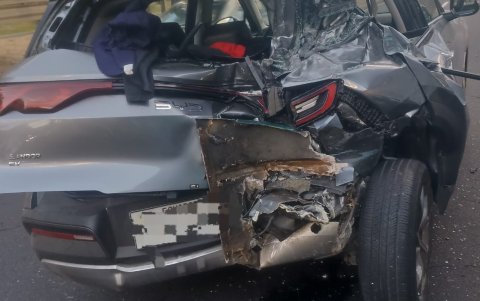 El auto afectado quedó con el parabrisas trasero destruido.