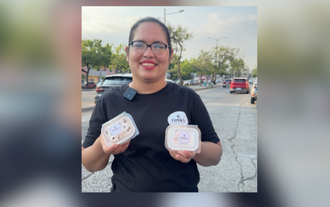 Katherine elabora y vende postres como parte esencial de Edyka Coffee, fortaleciendo el emprendimiento familiar.