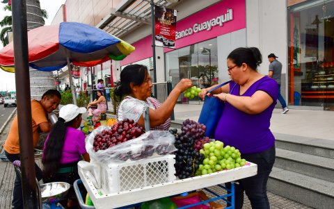La venta de uva y cereza del lado de la avenida 25 de Julio.