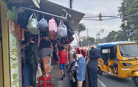 Los locales de ropa, de la avenida Ernesto Albán, atenderán el 31 de diciembre de 2025 hasta las 21:00.