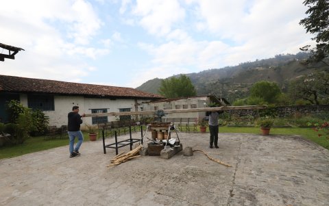 Todavía funciona y no se ha sacado el trapiche que se usó para extraer el jugo de la caña de azúcar y con ello hacer el ron.