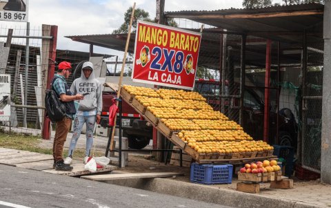 Los comerciantes han improvisdo puestos en la Ruta Viva.