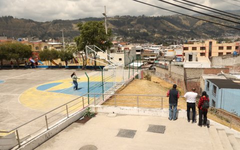 EL TERRENO VACÍO JUNTO A LAS CANCHAS SE HA CONVERTIDO EN UN PUNTO DE INSEGURIDAD PARA LOS VECINOS DEL SECTOR