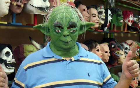 Caretas del Año Viejo elaboradas artesanalmente en el Palacio de la Careta, en Quito, para la tradicional quema del 31 de diciembre en Ecuador.