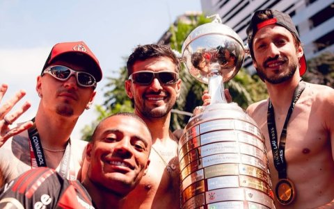 Giorgian De Arrascaeta (d) levantó la Copa Libertadores y celebró con la gente.