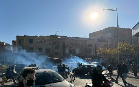 Comerciantes iraníes protestan contra las condiciones económicas.