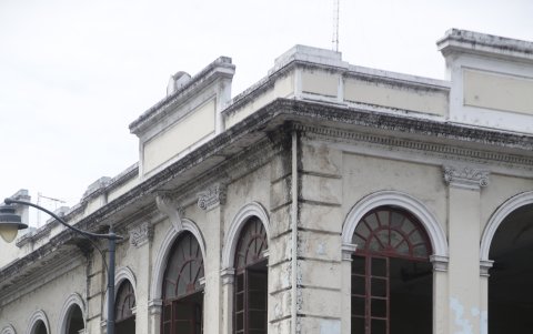 Panorama. Así luce actualmente el edificio del colegio Ana Paredes, en el centro.