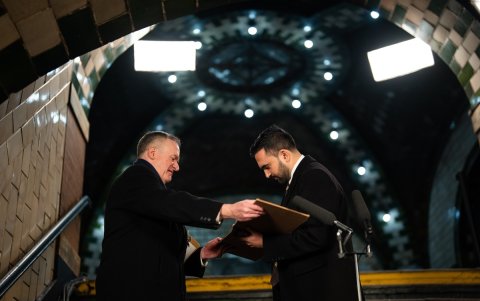 El alcalde de Nueva York, Zohran Mamdani (D), firma un registro mientras el secretario municipal, Michael McSweeney, sostiene el libro después de la juramentación, este 1 de enero del 2026.