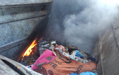 En algunos de los contenedores se encontró material inflamable en su interior.